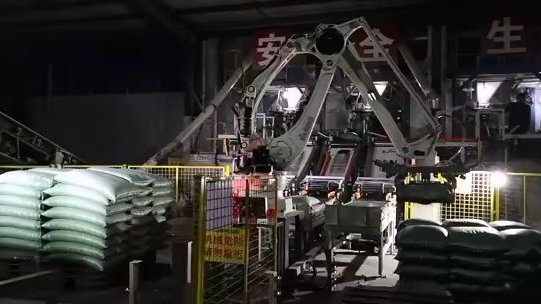 码垛机器人不分白天昼夜的工作着